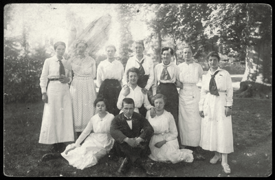 606193 Groepsportret van het personeel van het Broodbureau (onderdeel van het Levensmiddelenkantoor van de gemeente ...